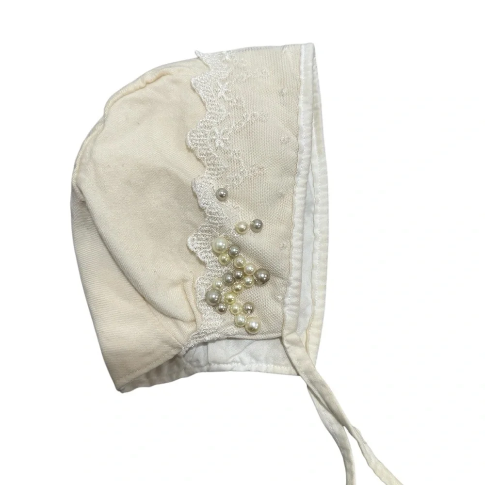Baby girl bonnet with lace and pearls